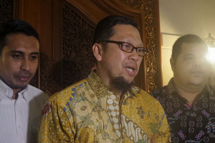 Ketua Gerakan Muda Partai Golkar (GMPG) Ahmad Doli Kurnia usai bertemu Ketua Dewan Kehormatan Partai Golkar Bacharuddin Jusuf Habibie di kediaman pribadi Habibie, Jalan Patra Kuningan, Jakarta Selatan, Senin (28/8/2017). 