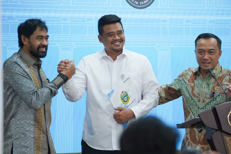 Gubernur Sumut Bobby Nasution, Gubernur Aceh, dan Mensesneg saat konferensi pers di Kantor Presiden, Selasa (17/6/2025).
