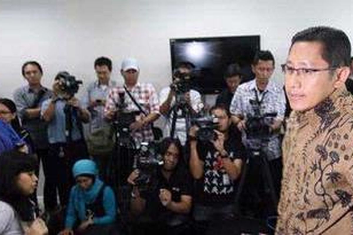 Ketua Umum Partai Demokrat, Anas Urbaningrum melayani pertanyaan wartawan di kantor DPP Partai Demokrat, Jakarta, Kamis (8/12/2011). Anas membantah segala tuduhan yang dilontarkan M Nazaruddin terkait keterlibatan dirinya pada proyek wisma atlet yang terungkap dalam persidangan Tindak Pidana Korupsi.