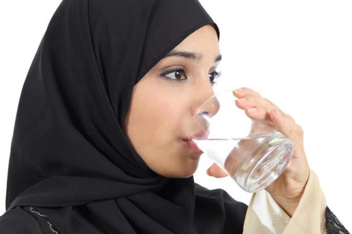 Ilustrasi konsumsi air saat puasa Ramadhan.