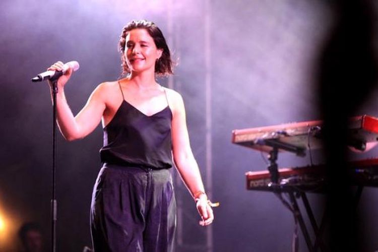 Penyanyi asal Inggris, Jessie Ware meghibur penggemarnya saat We The Fest (WTF) 2015 di Parkir Timur Senayan, Jakarta Selatan, Minggu (9/8/2015). Sejumlah musisi antara lain Echosmith, Sheppard, dan Madeon tampil pada WTF 2015.