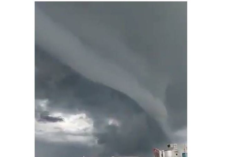 Tangkapan layar video yang menampilkan fenomena awan Arcus tampak di langit Bandar Udara Yogyakarta International Airport (YIA) di Kulon Progo, Daerah Istimewa Yogyakarta.