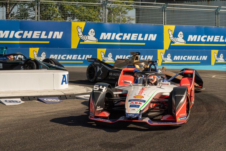 Pebalap berlomba melewati tikungan dalam Formula E Racing Championship di Brooklyn, New York City, 13 Juli 2019.