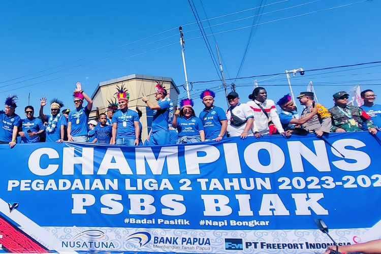 Tim PSBS Biak pawai keliling kota seusai lolos Liga 1 musim depan dan meraih gelar juara Liga 2 2203-2024 di Biak, Papua, Sabtu (16/3/2024) siang.