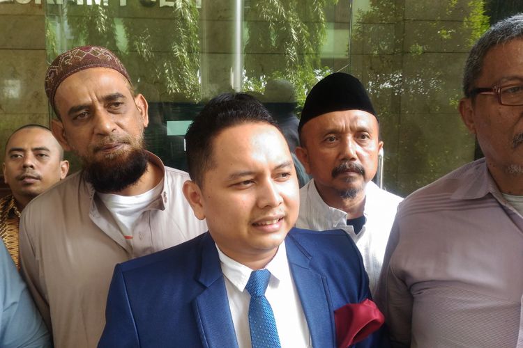 Kuasa hukum koalisi masyarakat anti hoaks, Pitra Romadoni Nasution di kantor Bareskrim Polri, Jakarta, Jumat (8/3/2019). 