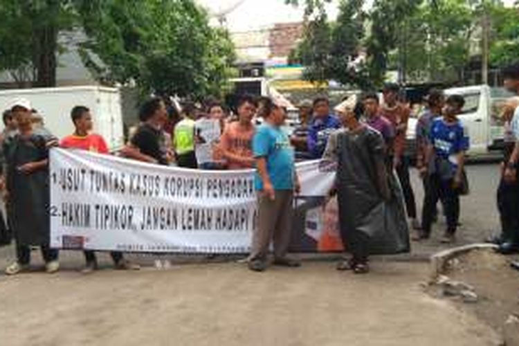 Ada aksi demonstrasi di depan Pengadilan Tipikor, Jalan Bungur Besar Raya, Kamis (4/2/2016). Aksi tersebut terkait dengan kesaksian Gubernur DKI Jakarta Basuki Tjahaja Purnama dalam sidang kasus UPS. 