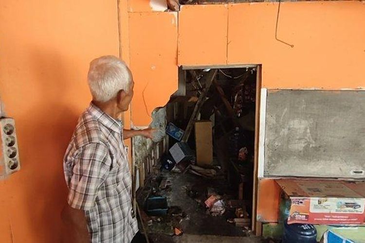 Saat Kusnadi dan warga lainnya memperlihatkan warung yang rusak tertabrak motor 
