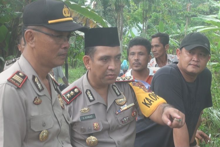 Kapolres Ogan Ilir Gazali Ahmad bersama Kapolsek Tanjung Raja AKP Rafanol Amri meninjau lokasi ditemukannya jasad Karoman yang dididuga korban pembunuhan dengan cara dimutilasi.