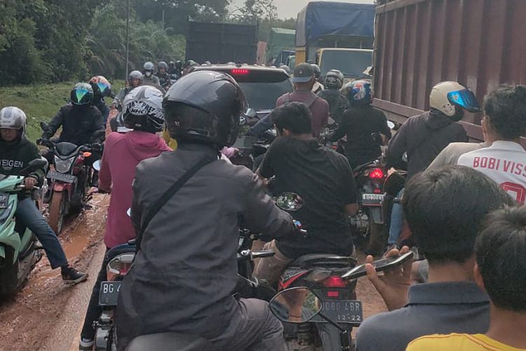 Kondisi kemacetan simpang Betung-Palembang karena padatnya kendaraan saat arus mudik berlangsung. Kemacetan tersebut berlangsung sejak Jumat (5/4/2024) sore kemarin, hingga hari ini.