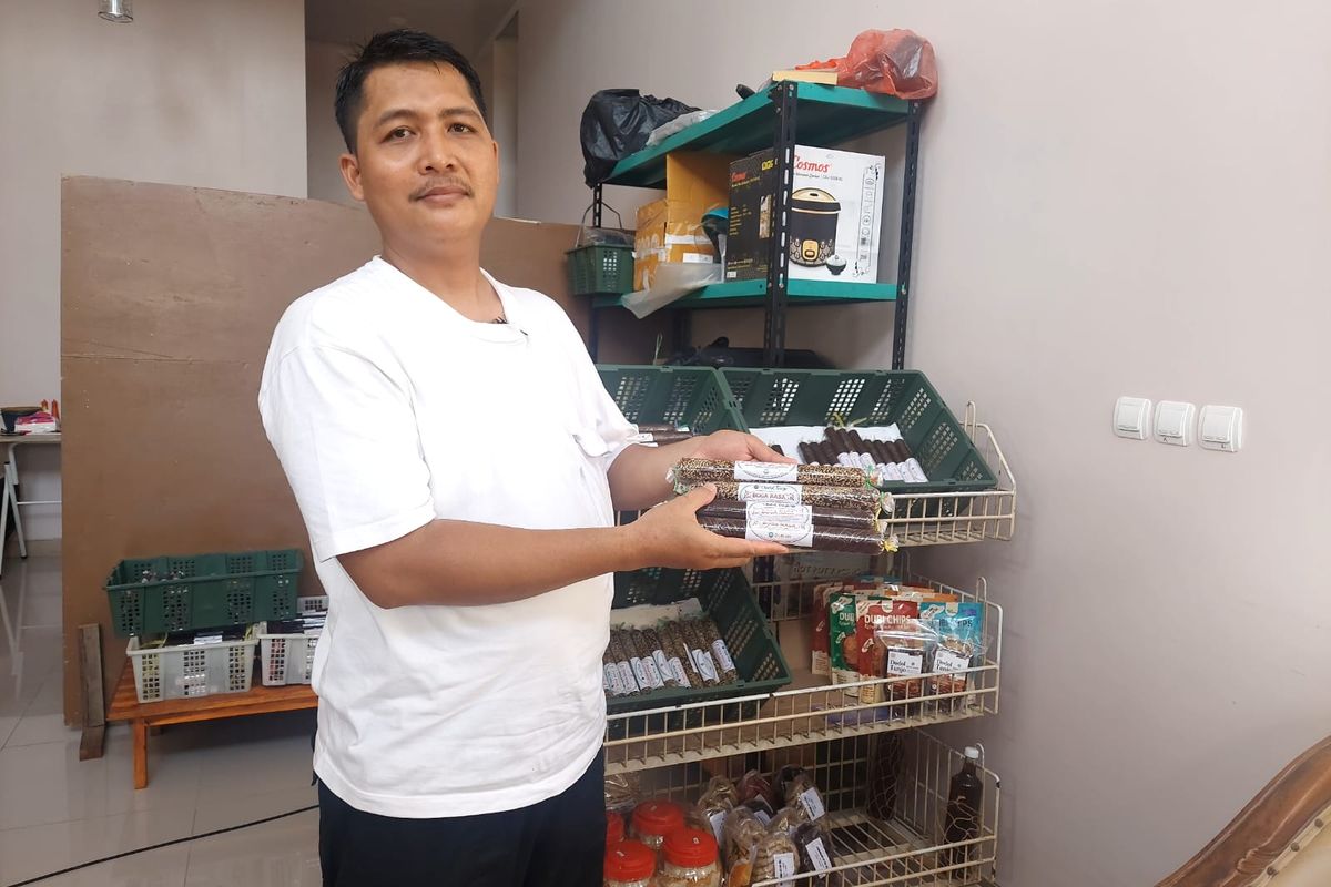 Egi Mardani generasi kedua pemilik dodol tenjo Boga Rasa