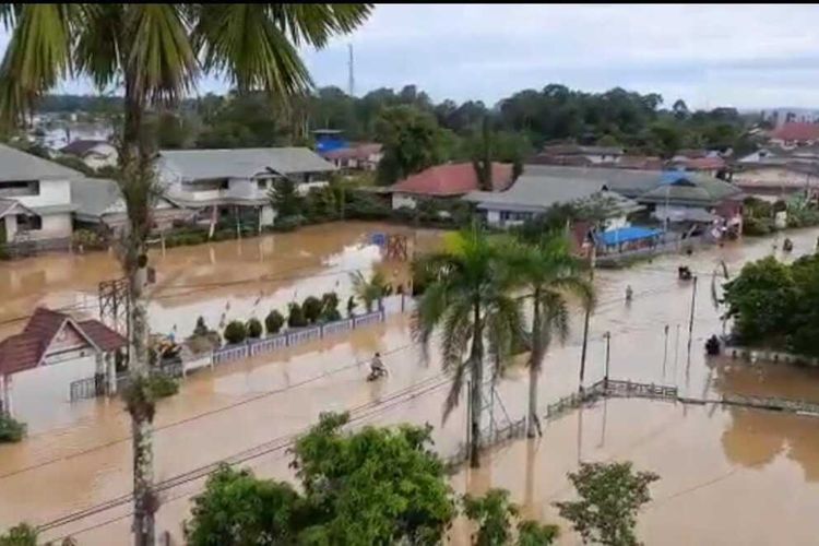 Sebanyak 23 kecamatan di Kabupaten Kapuas Hulu, Kalimantan Barat (Kalbar) terendam banjir. Banjir terjadi akibat hujan deras yang melanda sejak Sabtu (21/8/2021) hingga Senin (23/8/2021).