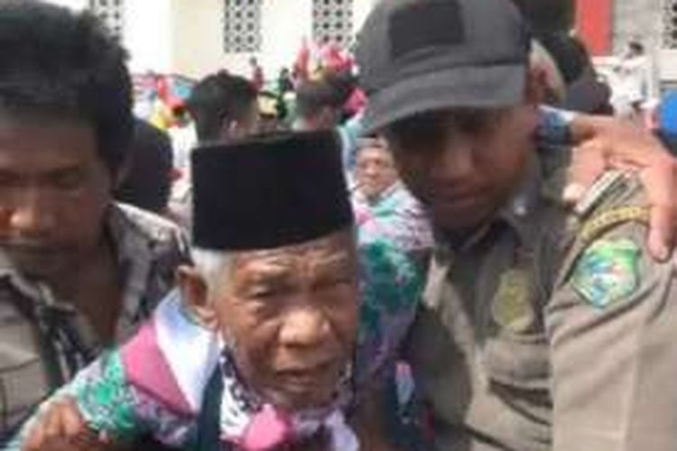 Faktor usia hingga tak mampu lagi berjalan normal tak menghalangi jemah haji asal Mamuju Utara, Sulawesi Barat, untuk menunaikan ibadah haji ke Tanah Suci.