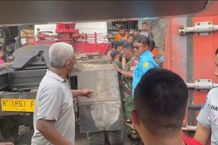 Petugas melakukan evakuasi korban kecelakaan truk tabrak mobil dan motor di jalur selatan Brebes- Purwokerto tepatnya di Jalan Raya Pagojengan, Kecamatan Paguyangan, Brebes Jawa Tengah, Minggu (16/9/2023).
