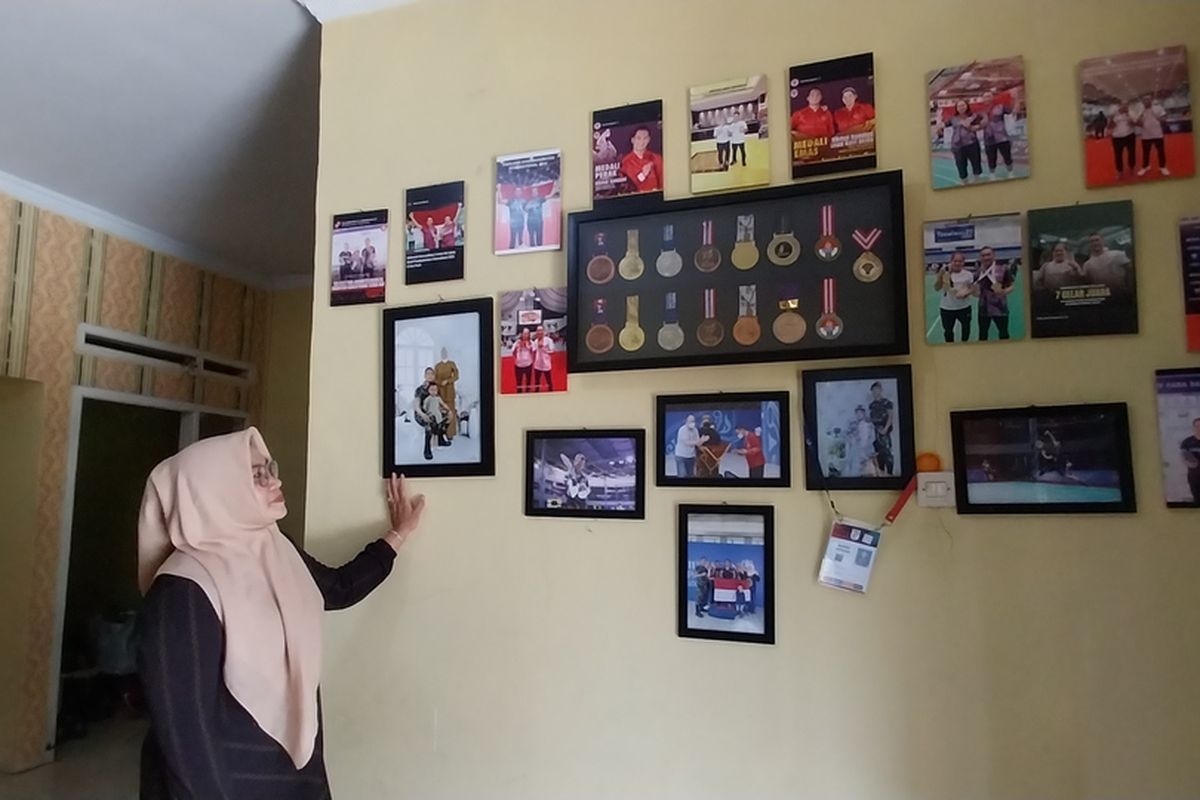 Ika Kartika (49), ibu kandung Hikmat Ramdani, atlet paralimpik asal Tasikmalaya, Jawa Barat, sedang diwawancara Kompas.com di rumahnya Kecamatan Sukarame, Kabupaten Tasikmalaya, Selasa (3/9/2024).