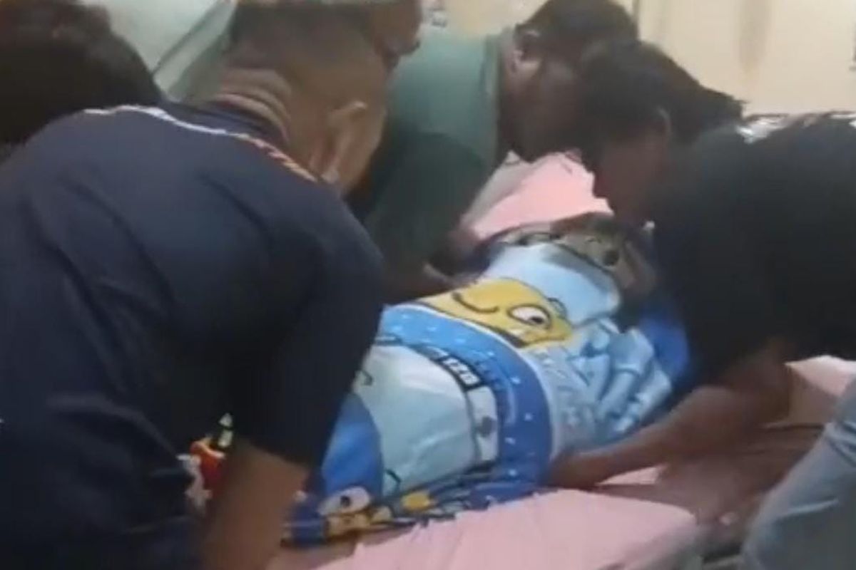 Viral, Kecewa tidak dapat meminjam troli pemindah jenazah, keluarga angkut pasien yang sudah meninggal dengan cara angkut secara mandiri hingga masuk ambulan, Rabu (12/11/2025) (Tangkapan layar )