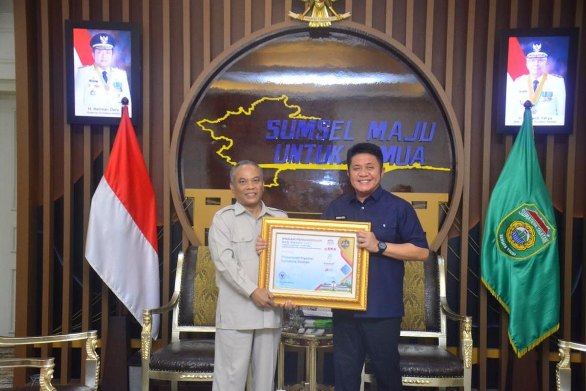 Gubernur Sumsel Herman Deru saat beraudiensi dengan Kepala BKN Kantor Regional VII, Margo Payitno dalam rangka penyerahan piagam penghargaan di Kantor Gubernur Sumsel, Selasa (11/7/2023). 