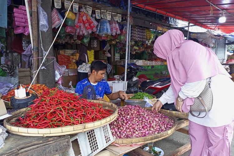 Seorang penjual sayur dan konsumen sedang bertransaksi membeli sejumlah bahan pangan di Pasar Anyar, Kota Bogor, Jawa Barat, Jumat (10/11/2023).