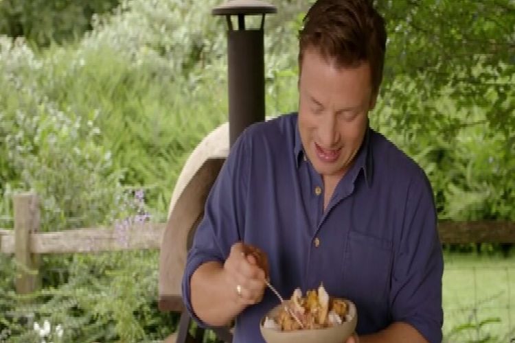 Jamie Oliver membuat gado gado.