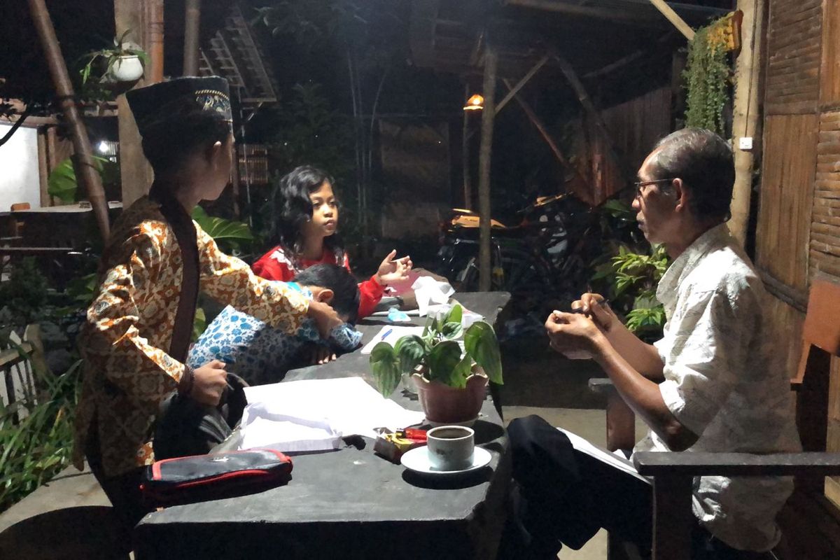 Eko Purnomo saat mengajari anak-anak desa berhitung cepat dengan metode Jaritmatika di Saung Matematika Sambimulyo.