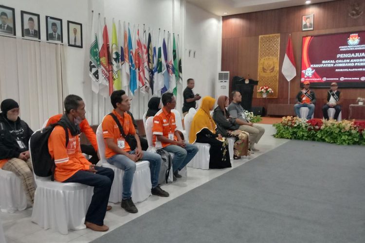 Pengurus Partai Ummat dan Partai Buruh (kiri), menyerahkan berkas pendaftaran bakal calon anggota legislatif kepada Komisi Pemilihan Umum (KPU) Kabupaten Jombang, Jawa Timur, Minggu (14/5/2023) malam.