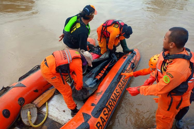 Tim SAR gabungan tengah evakuasi jasad kakek setelah hilang beberapa hari usai tergelincir ke Sungai Citarik
