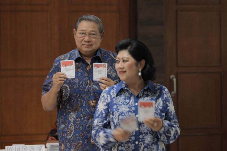 Ketua Umum Partai Demokrat Susilo Bambang Yudhoyono didampingi Ani Yudhoyono (kanan) menunjukkan surat suara di TPS 06 Nagrak, Gunung Putri, Kabupaten Bogor, Jawa Barat, Rabu (27/6/2018). Mereka memberikan suara dalam Pilkada Jawa Barat 2018.