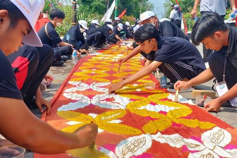 Warnai Batik Kawung Sepanjang 3.300 Meter, Mahasiswa Baru UNS Pecahkan Rekor MURI