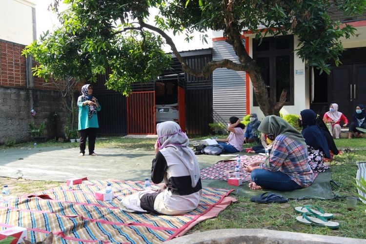 Warga RW 09, Kelurahan Rangkapan Jaya, Depok mengikuti penyuluhan program GERMAS terkait pencegahan penularan Covid-19 