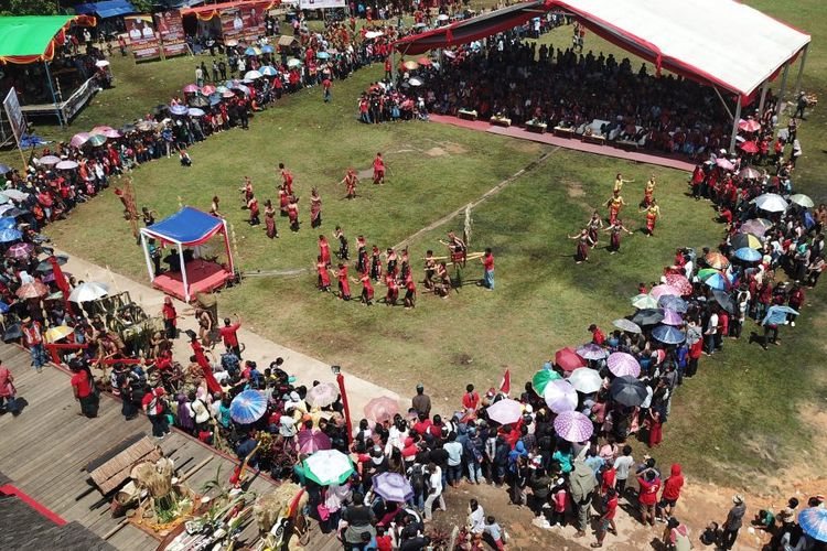Kemeriahan upacara adat Naik Dango di Kalimantan Barat.