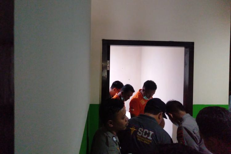 Tim Biddokkes Polda Sulsel saat olah TKP mayat RKS (22) yang ditemukan di hotel di Makassar, Kamis (11/4/2019). 