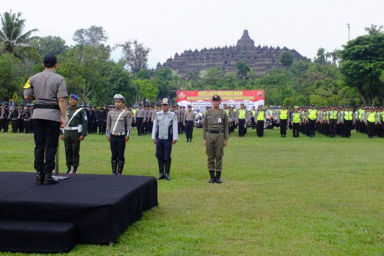 Gelar pasukan pengamanan Polres Magelang dalam rangka Natal dan Tahun Baru di kawasan Candi Borobudur, Jumat (21/12/2018).