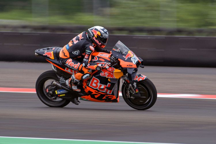 Pebalap Red Bull KTM Factory Racing asal Portugal, Miguel Oliveira, mengikuti sesi latihan bebas untuk balapan MotoGP Indonesia di Sirkuit Internasional Mandalika di Kuta Mandalika di Lombok Tengah, Jumat (18/3/2022).