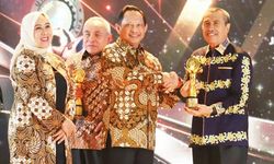 Terima Penghargaan Upakarya Wanua Nugraha, Ini Cerita Syamsuar Membangun Riau dari Desa