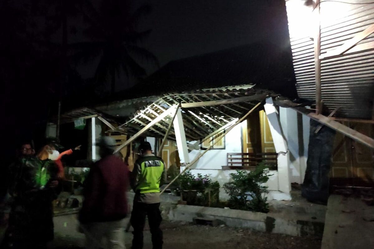 Teras rumah nenek Musrifah di Desa Tegalrejo, Kecamatan Selopuro, Kabupaten Blitar roboh akibat gempa berkekuatan 5,9 SR yang berpusat di selatan Kabupaten Blitar, Jumat (21/5/2021) sekitar pukul 19.09 WIB
