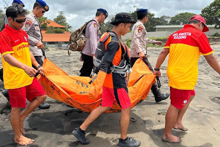 Tim SAR gabungan saat mengevakuasi jenazah, ROF (16), buruh bangunan yang ditemukan tewas usai terseret arus di Pantai Berawa, Badung, Bali, Senin (15/1/2024). /Dok. Humas Basarnas Bali