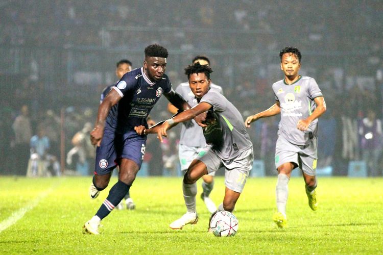 Penyerang Arema FC Abel Camara beraksi pada laga Liga 1 2022-2023 Arema FC vs Persebaya Surabaya di Stadion Kanjuruhan, Kepanjen, Malang, pada Sabtu (1/10/2022).