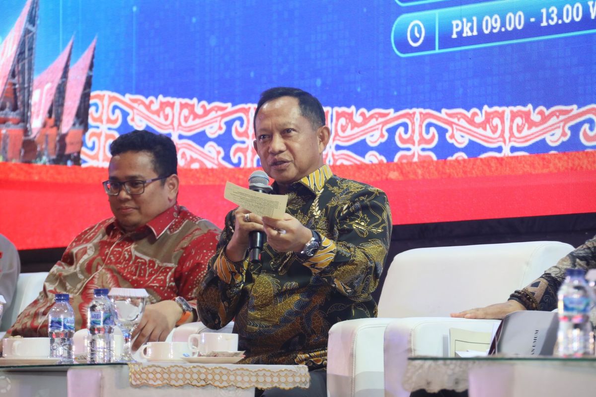 Menteri Dalam Negeri (Mendagri) Muhammad Tito Karnavian saat menjadi narasumber pada Rapat Koordinasi (Rakor) Kesiapan Penyelenggaraan Pilkada Serentak Tahun 2024 di Wilayah Sumatera di Regale International Convention Centre, Kota Medan, Sumatera Utara (Sumut), Selasa (9/7/2024).
