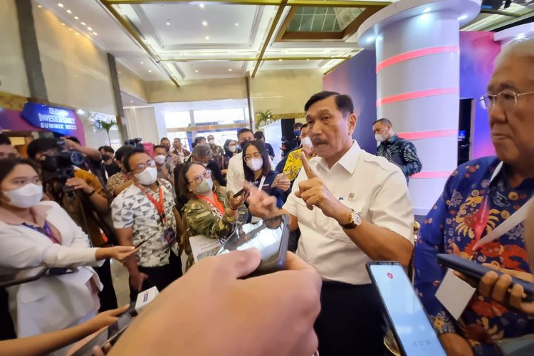 Coordinating Minister of Maritime and Investment Affairs Luhut Binsar Pandjaitan (2nd, right) speaks to reporters on the sidelines of the 2022 Investor Daily Summit at JCC Senayan on Wednesday, Oct. 12, 2022.  