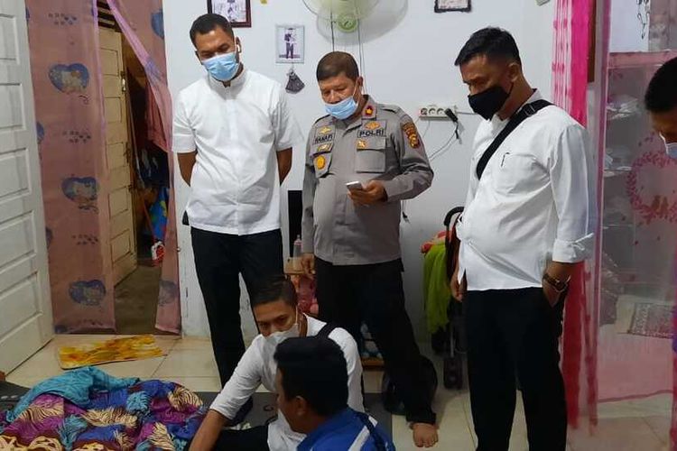 Polsek Tenayan Raya melakukan olah TKP pada kasus ibu dan dua anaknya tewas di Jalan Palembang, Kelurahan Sialang Rampai, Kecamatan Tenayan Raya, Kota Pekanbaru, Riau, Senin(16/11/2020).