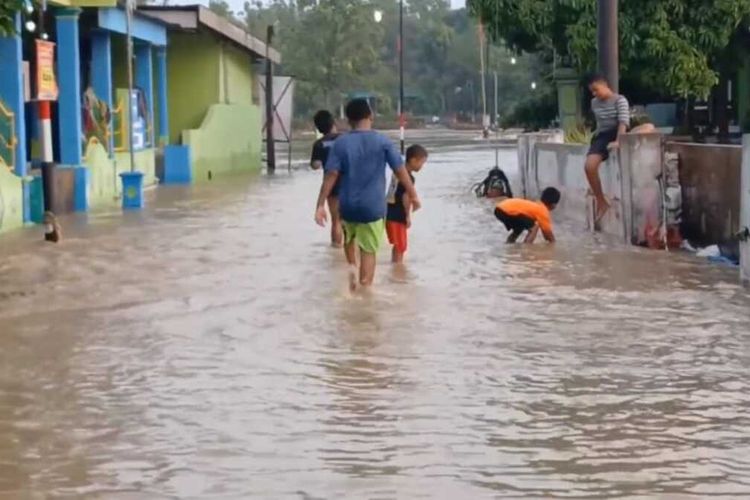 Puluhan rumah di Kecamatan Sidoharjo, Kabupaten Sragen, Jawa Tengah (Jateng) terrendam banjir akibat meluapnya Sungai Mungkung, pada Selasa (2/1/2024).