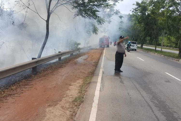 Beberapa hari tidak turun hujan di Batam, Kepulauan Riau (Kepri) telah mengakibatkan  rumput dan ilalang menjadi kering dan mudah terbakar, hal ini terbukti dengan terbakarnya hutan mata kucing tepatnya di tepian DAM Muka Kuning yang kembali terbakar hebat pagi tadi.