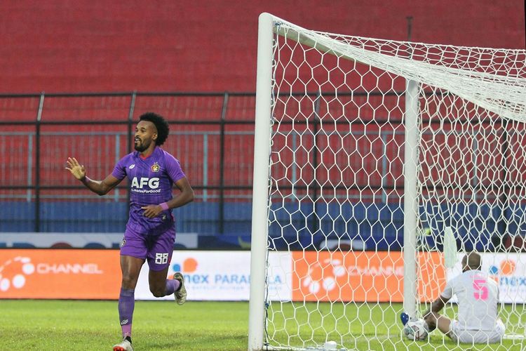 Penyerang Persik Kediri Joanderson de Jesus Assis berhasil mencetak gol dalam laga lanjutan Grup D Piala Presiden 2022 kontra Persikabo 1973 yang berlangsung di Stadion Kanjuruhan, Kabupaten Malang, pada Minggu (12/6/2022) sore WIB.