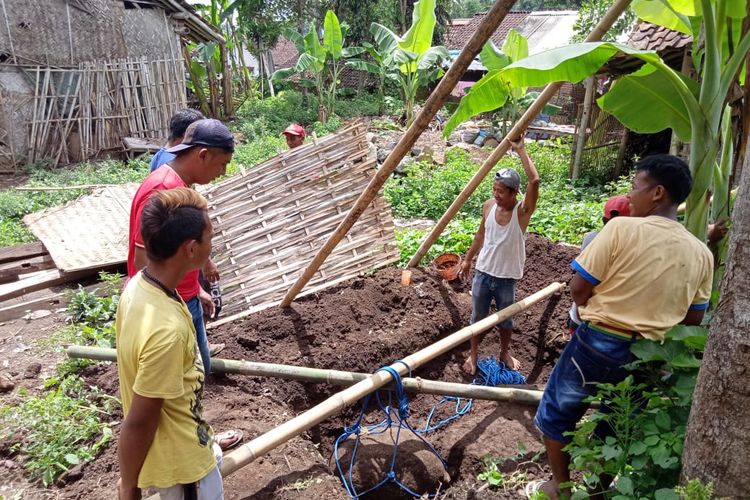 Foto dokumentasi M Viki: Proses pengambilan batu yang diduga benda bersejarah batu kenong di Kecamatan Arjasa Kabupaten Jember