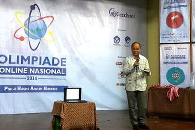 Komisaris Utama Orbit Digital Ilham Akbar Habibie memberi sambutan dalam acara pengumuman pemenang Olimpiade Online Nasional 2014 di Jakarta, Rabu (17/12/2014).