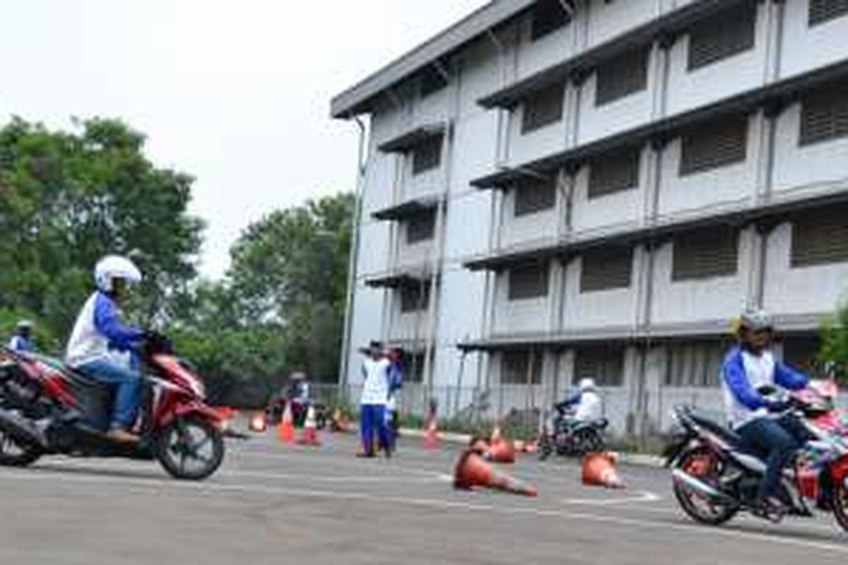 Diler utama Honda di Jakarta dan Tangerang, Wahana, memberikan edukasi keselamatan berkendara buat para kurir yang menghabiskan waktunya di atas sepeda motor.