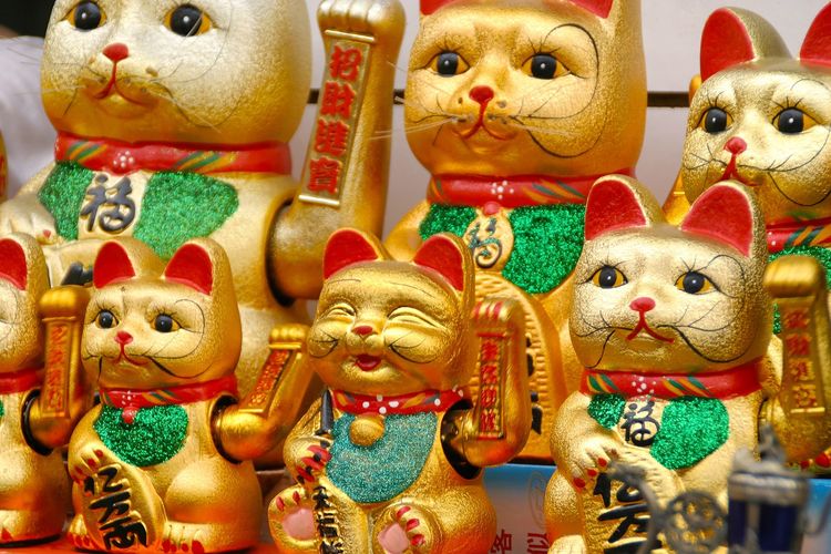 Ilustrasi patung kucing keberuntungan atau Maneki Neko dalam feng shui.