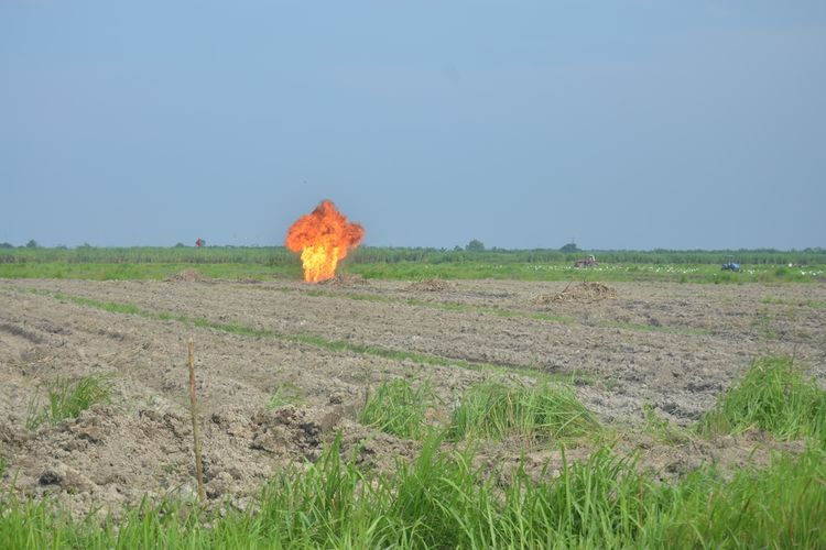 Dua bom diledakkan di lahan kosong kebun tebu di Desa Klumpang Kebun, Kecamatan Hamparan Perak, Deli Serdang, Senin sore (18/11/2019).