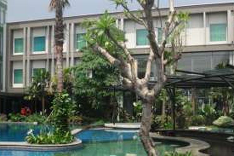 Holiday Inn Cikarang berada di antara destinasi bisnis utama kawasan itu, antara lain Cikarang Technopark dan Korea Indonesia ICT Training Centre, lapangan golf, taman botani serta taman air. Akses di sekelilingnya terdiri dari area industri seperti Jababeka 1-6, EJIP, MM2100, KITIC, GICC, Cikarang Dry Port, dan Cikarang Technopark.