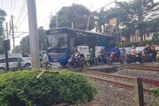 Momen Menegangkan Saat Bus Transjakarta Terjebak di Rel Kereta, Penumpang Pecahkan Kaca hingga Tangan Terluka