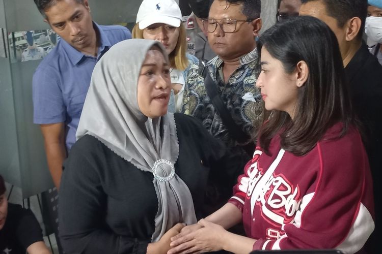 Saat terduga pelaku pencemaran nama baik berinisial MZ meminta maaf kepada Dewi Perssik setelah nermediasi di Polres Metro Depok pada Selasa (20/12/2022).